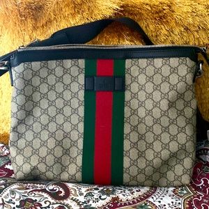 Unisex Gucci Crossbody.